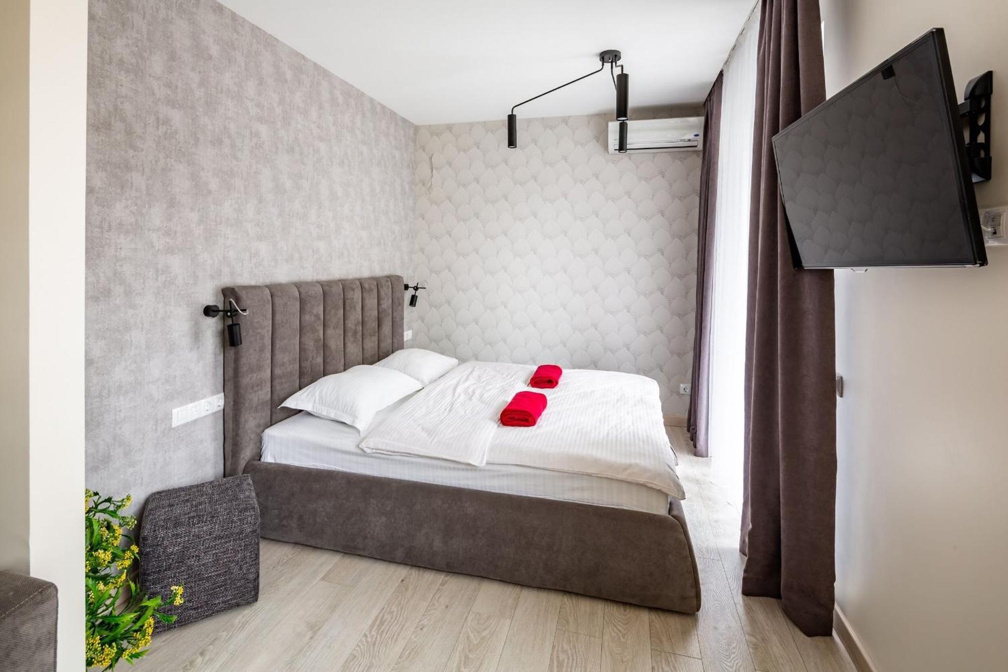 Апартаменти З Парковкою Lviv Ngoại thất bức ảnh